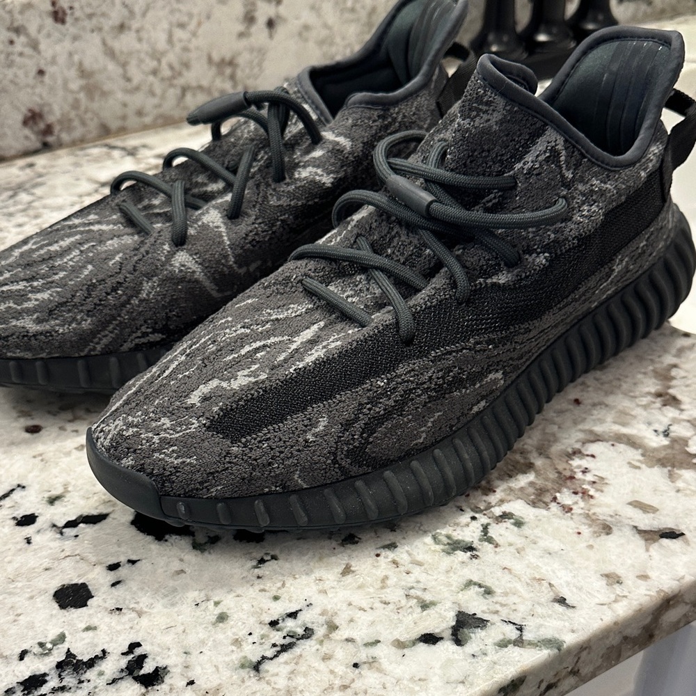 Adidas Yeezy 350 v2 carbon (box included)